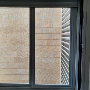 חלון אלומיניום עם מסגרת אפורה