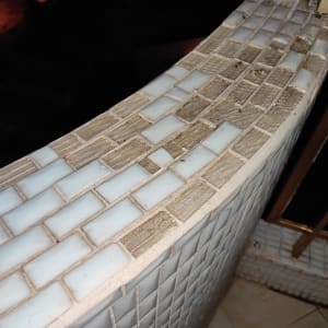 אריחי קרמיקה על קיר מעוגל עם נזק קל