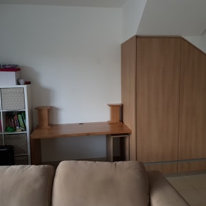 שולחן עץ ליד ארון מתחת למדרגות