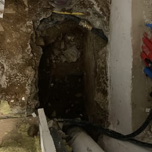 כלי עבודה וצינורות בתיקון צנרת