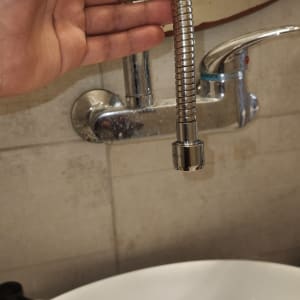 ברז וכיור עם צינור מתכת בתחום האינסטלציה