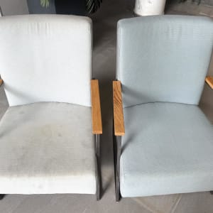 שני כיסאות עם כתמים לפני ואחרי ניקוי