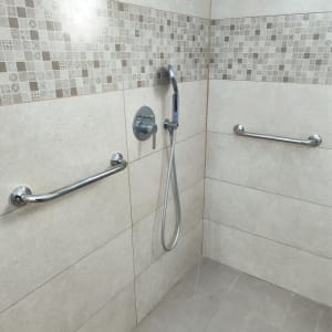 מקלחת עם מוטות אחיזה וברז ידני