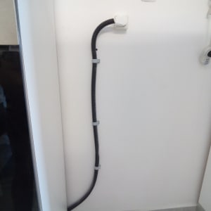 שקע חשמל עם כבל גמיש מחובר לקיר