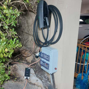 מטען לרכב חשמלי מותקן על קיר עם כבלים