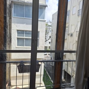 חלון זכוכית עם נוף לבניינים סמוכים