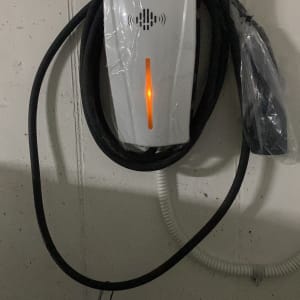 מטען חשמלי עם כבל תלוי על קיר