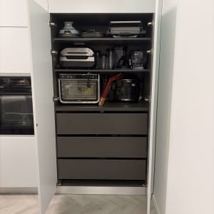 ארון מטבח פתוח עם מכשירי חשמל שונים