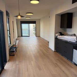 חדר עם רצפת פרקט וכלי עבודה בצד