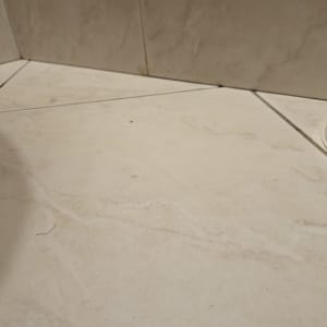 רצפת אריחים עם סימני רטיבות בפינה