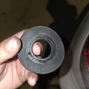 חלק גומי עגול מוחזק ביד