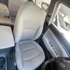 מושב רכב קדמי בצבע בהיר