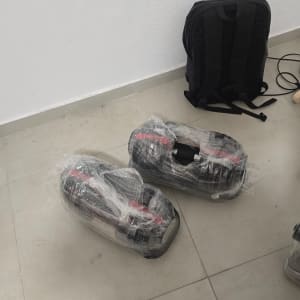 משקולות כושר עטופות בניילון נצמד כהכנה להובלת דירה