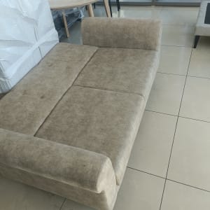 ספה על רצפת אריחים ליד שולחן עגול
