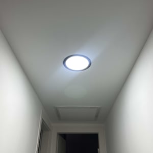 תאורה מותקנת בתקרה במסדרון