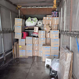 קופסאות קרטון ואריזות בתוך משאית הובלה