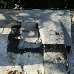 יריעות איטום על גג עם זפת שחורה