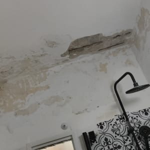 תקרה עם קילופי צבע בחדר אמבטיה