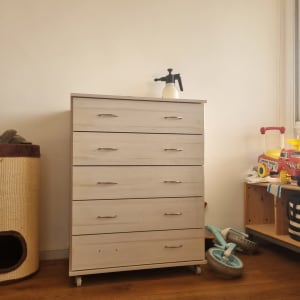 ארונית עץ עם מגירות ובקבוק ריסוס עליונה