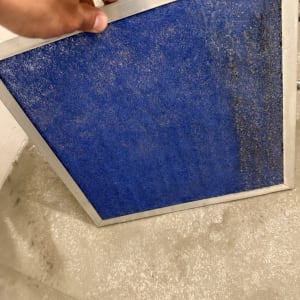 פילטר אוויר כחול עם מסגרת מתכת