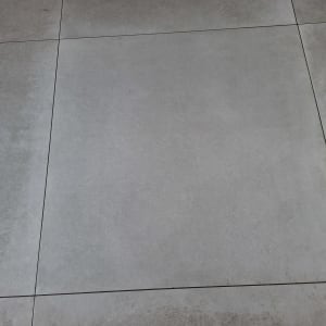 רצפה נקייה עם אריחים גדולים