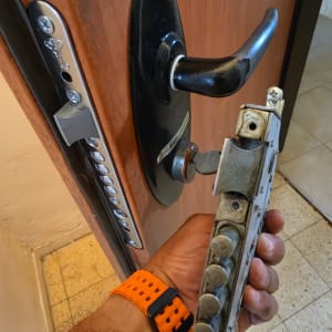 החלפת מנגנון מנעול רב בריחי בדלת כניסה