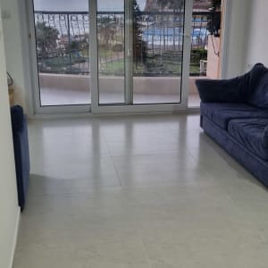 רצפת אריחים חדשה בסלון עם חלון גדול