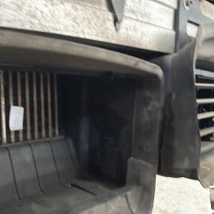 חלקי רכב מתכתיים בתהליך תיקון או תחזוקה