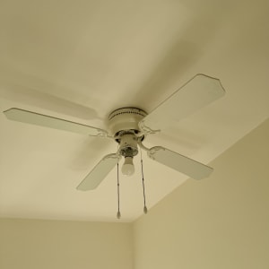 מאוורר תקרה עם מנורה ושתי שרשראות משיכה