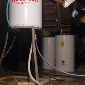 דוד שמש עם צינורות בחדר עליית גג