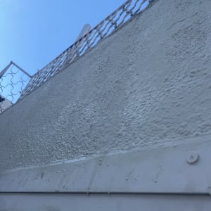 קיר בטון עם מעקה מתכת בשיפוע כלפי מעלה