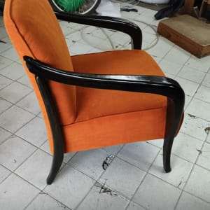 כיסא כתום עם ריפוד על רצפה לבנה