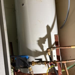 דוד שמש עם צינורות ומחברים