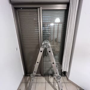 תריסים סגורים עם סולם מתכת לפניהם