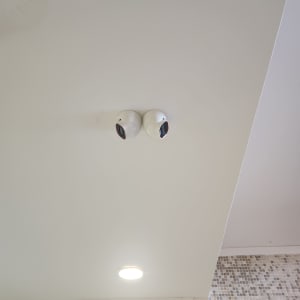 שתי מצלמות אבטחה מותקנות על תקרה