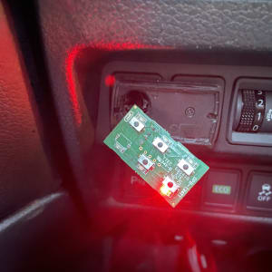 מעגל חשמלי ברכב עם תאורה אדומה