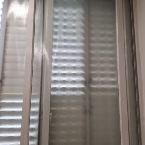 חלון זכוכית עם תריסים סגורים