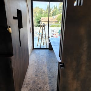 סולם עומד ליד חלון זכוכית גדול