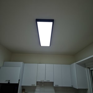 תאורה תקרה במטבח עם ארונות לבנים