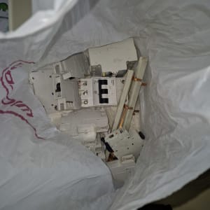 חלקי חשמל בתוך שקית פלסטיק לבנה