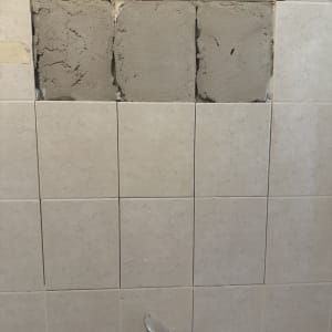 תיקון אריחי קרמיקה בקיר אמבטיה