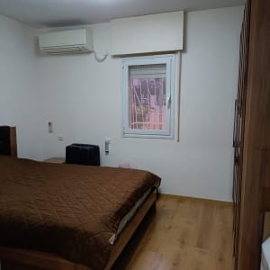 חדר שינה עם קירות צבועים בלבן