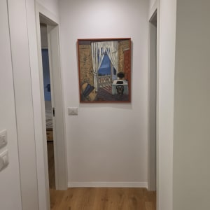 מסדרון עם שטיח ותמונה על הקיר