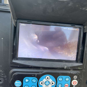 מסך תצוגה עם תמונת פנים צינור ומד מרחק