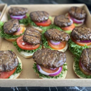 המבורגרים קטנים עם חסה, עגבנייה ובצל בקופסה