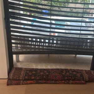 תריסים פתוחים עם נוף לגינה