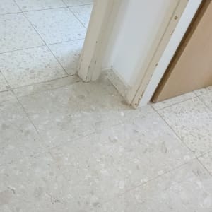 רצפת אריחים עם סדקים ליד דלתות