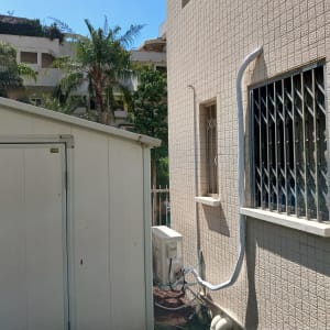 יחידת מיזוג אוויר מותקנת על קיר חיצוני