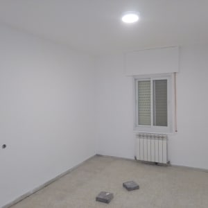 קירות צבועים בלבן בחדר ריק עם חלון