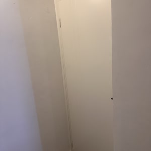 דלת לבנה מותקנת בקיר פנימי